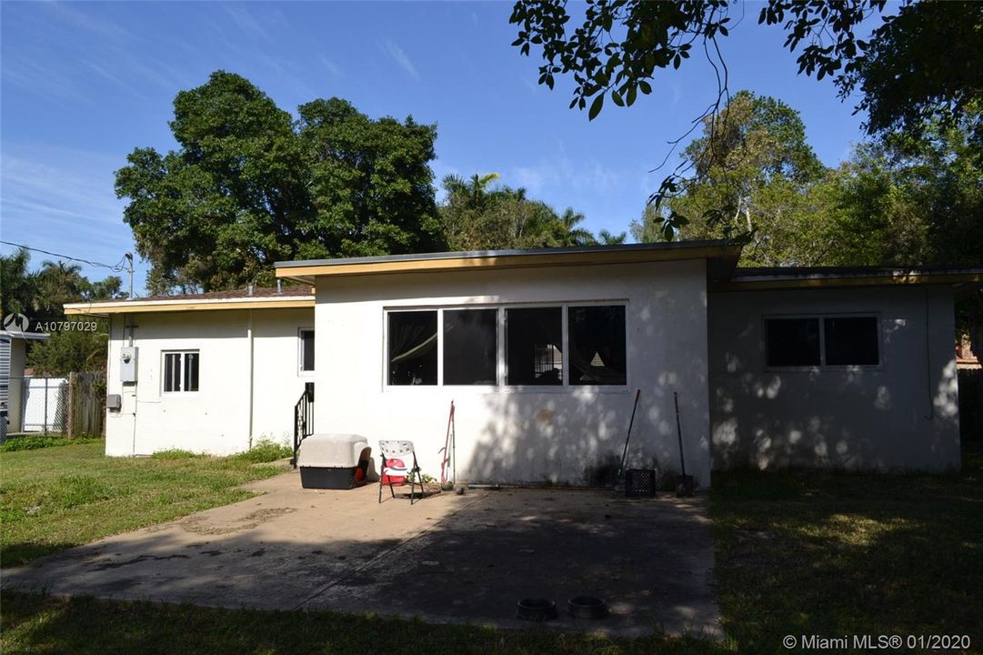 Недавно продано: $259,999 (3 спален, 2 ванн, 1375 Квадратных фут)