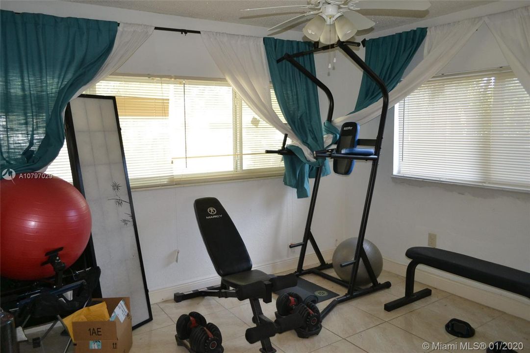 Недавно продано: $259,999 (3 спален, 2 ванн, 1375 Квадратных фут)