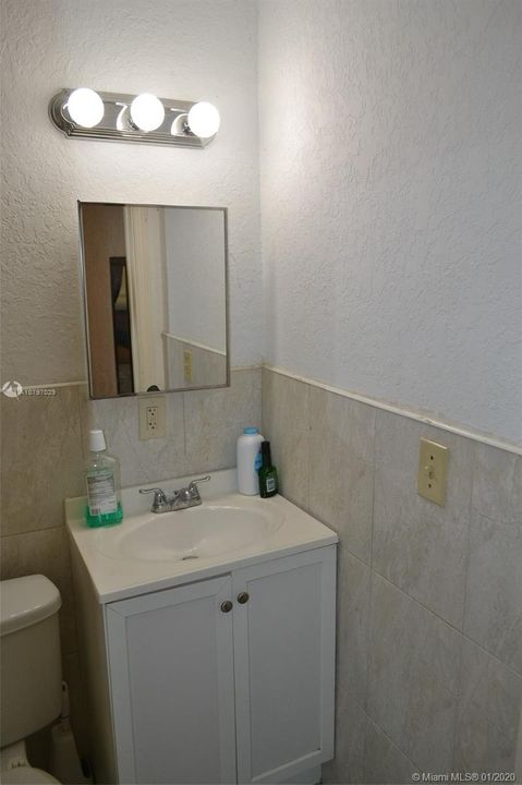 Недавно продано: $259,999 (3 спален, 2 ванн, 1375 Квадратных фут)