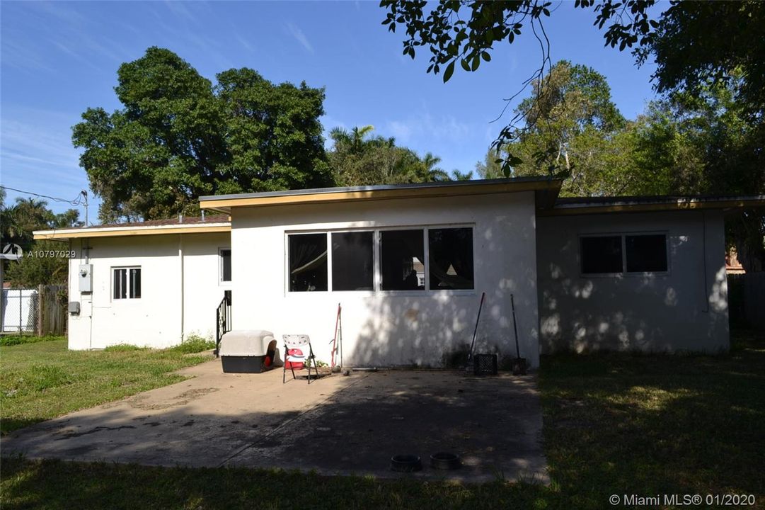 Недавно продано: $259,999 (3 спален, 2 ванн, 1375 Квадратных фут)