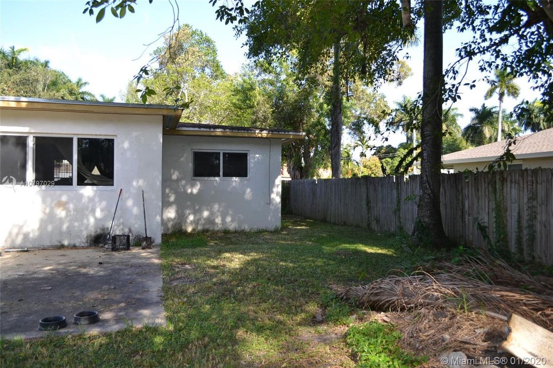 Недавно продано: $259,999 (3 спален, 2 ванн, 1375 Квадратных фут)