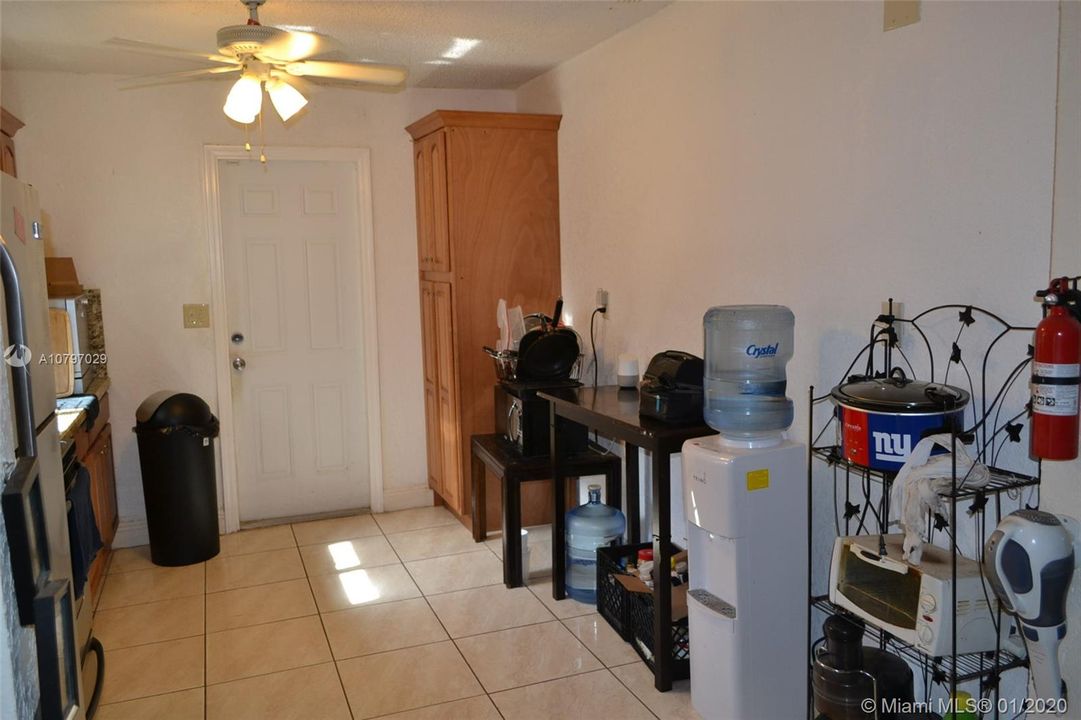 Недавно продано: $259,999 (3 спален, 2 ванн, 1375 Квадратных фут)