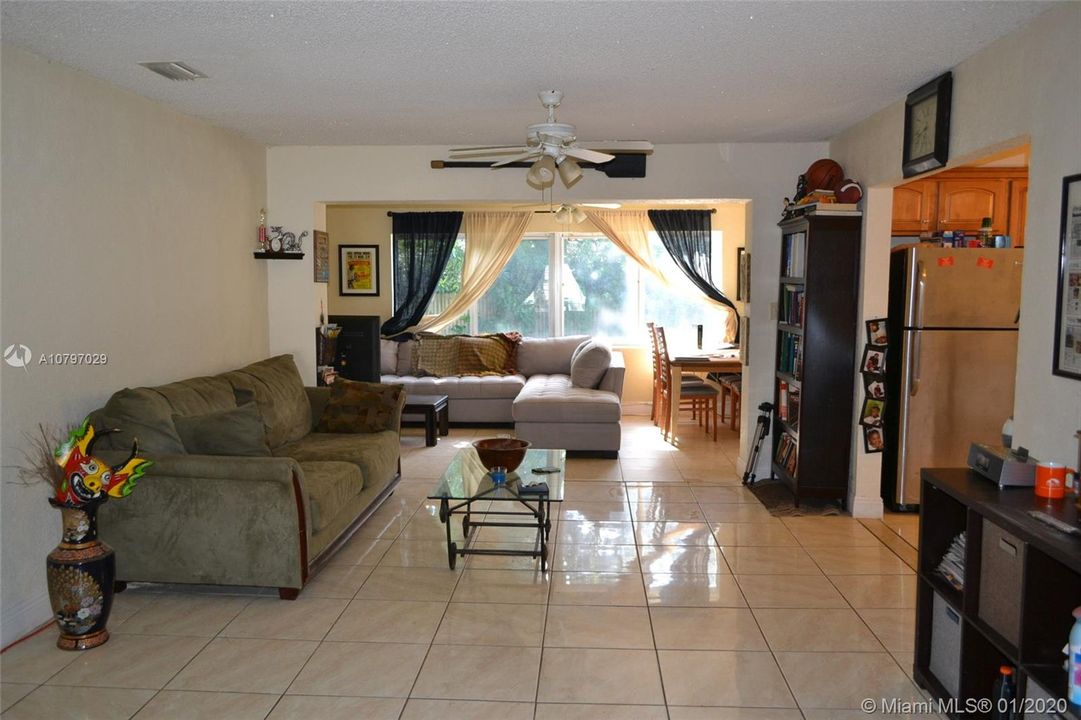 Недавно продано: $259,999 (3 спален, 2 ванн, 1375 Квадратных фут)