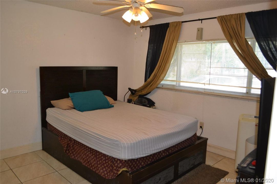 Недавно продано: $259,999 (3 спален, 2 ванн, 1375 Квадратных фут)