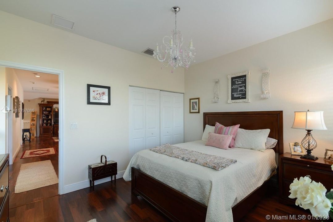 Recently Sold: $425,000 (3 beds, 3 baths, 2452 Square Feet)
