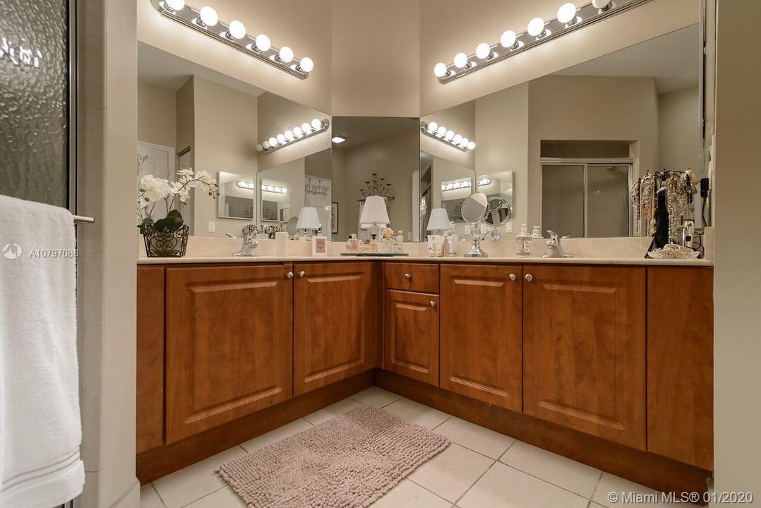 Recently Sold: $425,000 (3 beds, 3 baths, 2452 Square Feet)