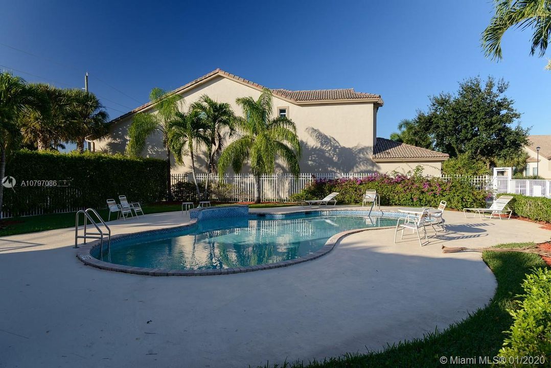 Recently Sold: $425,000 (3 beds, 3 baths, 2452 Square Feet)