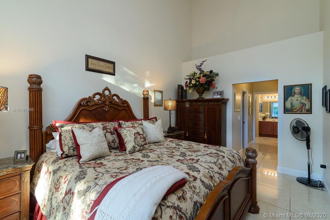 Recently Sold: $425,000 (3 beds, 3 baths, 2452 Square Feet)