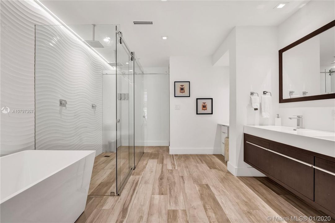 Recently Sold: $1,195,000 (3 beds, 2 baths, 1560 Square Feet)