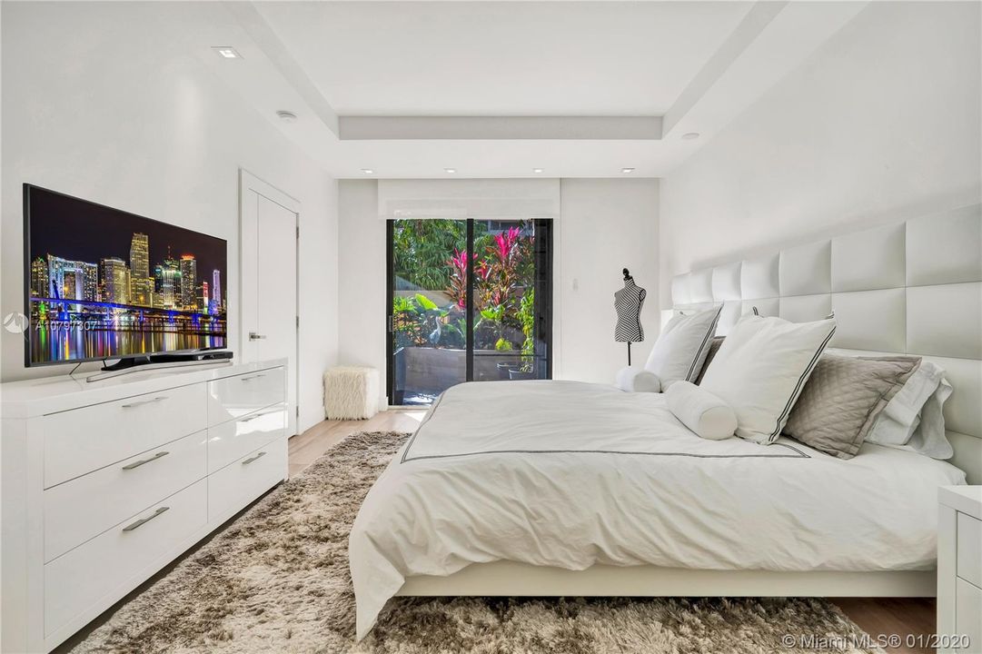 Recently Sold: $1,195,000 (3 beds, 2 baths, 1560 Square Feet)