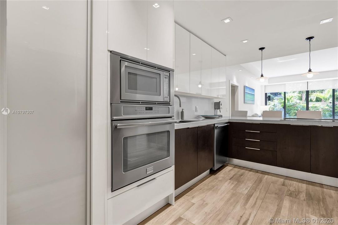 Recently Sold: $1,195,000 (3 beds, 2 baths, 1560 Square Feet)