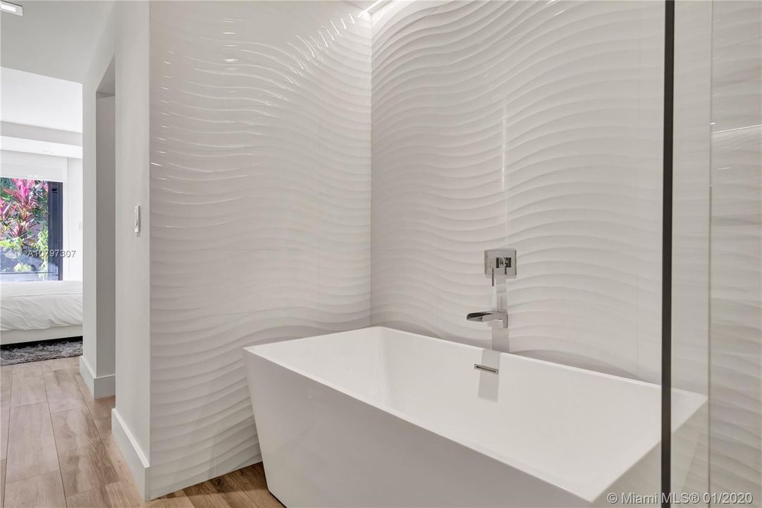 Recently Sold: $1,195,000 (3 beds, 2 baths, 1560 Square Feet)