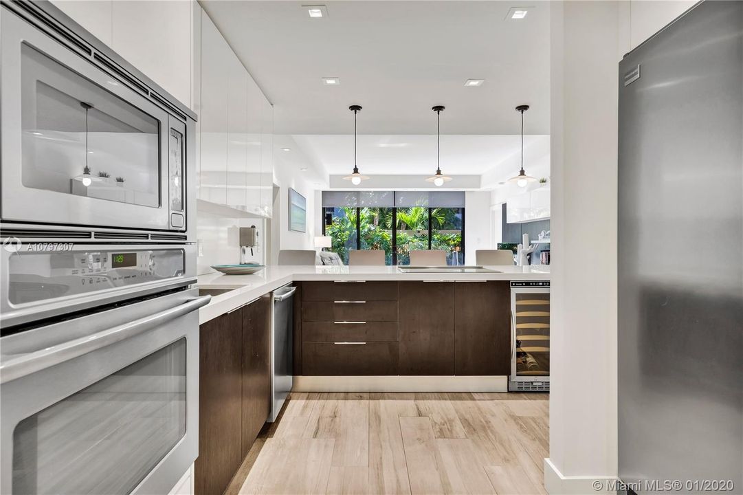 Recently Sold: $1,195,000 (3 beds, 2 baths, 1560 Square Feet)