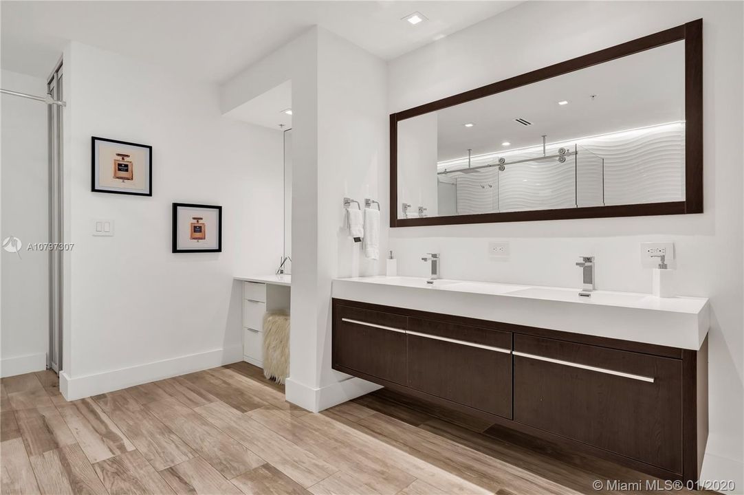 Recently Sold: $1,195,000 (3 beds, 2 baths, 1560 Square Feet)