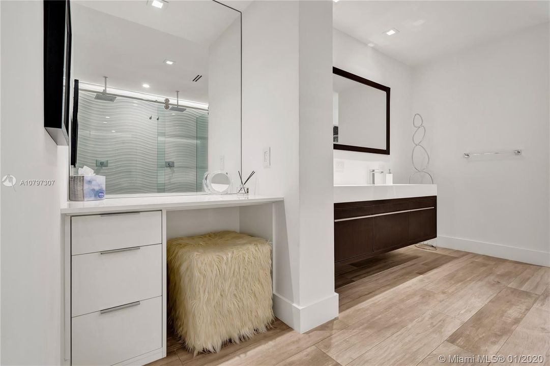 Recently Sold: $1,195,000 (3 beds, 2 baths, 1560 Square Feet)