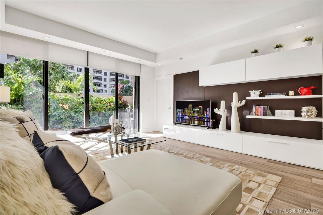 Recently Sold: $1,195,000 (3 beds, 2 baths, 1560 Square Feet)