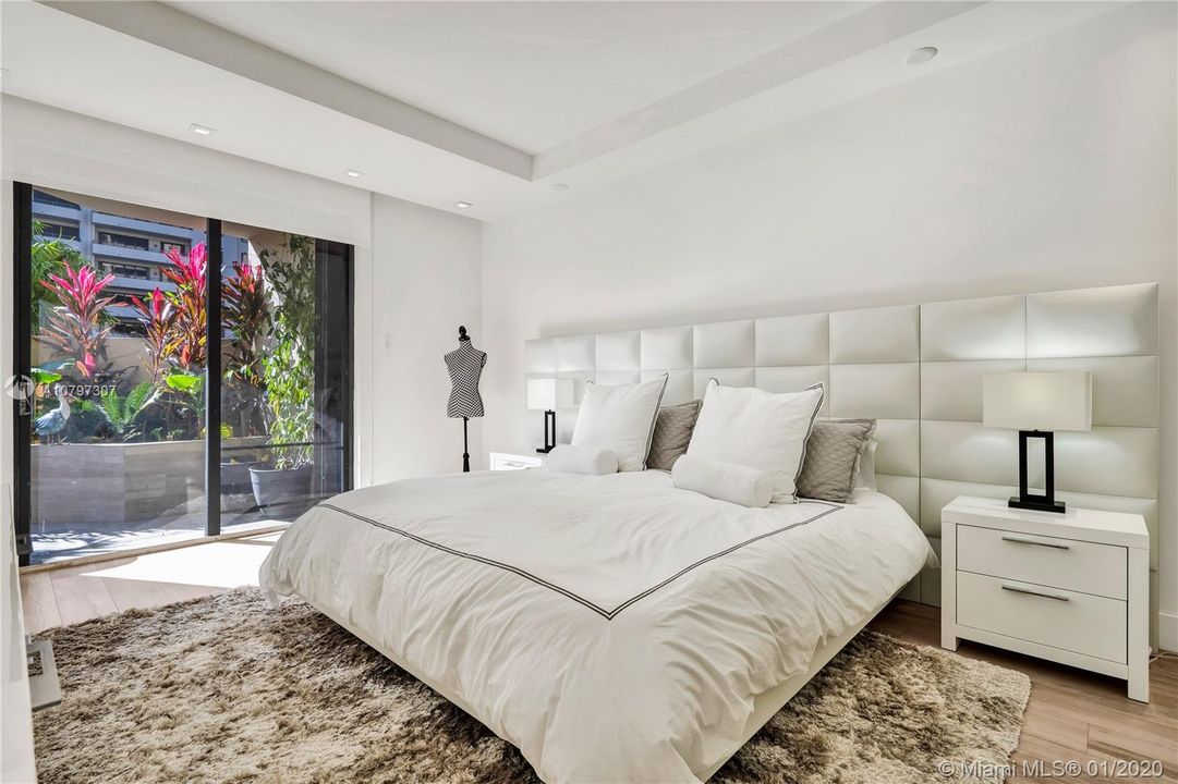 Recently Sold: $1,195,000 (3 beds, 2 baths, 1560 Square Feet)