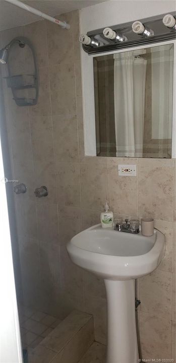 Недавно продано: $97,000 (2 спален, 2 ванн, 1075 Квадратных фут)