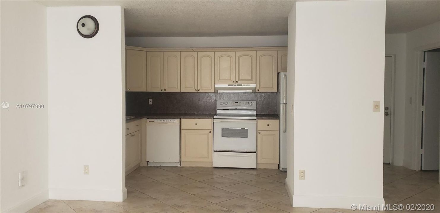 Недавно продано: $97,000 (2 спален, 2 ванн, 1075 Квадратных фут)