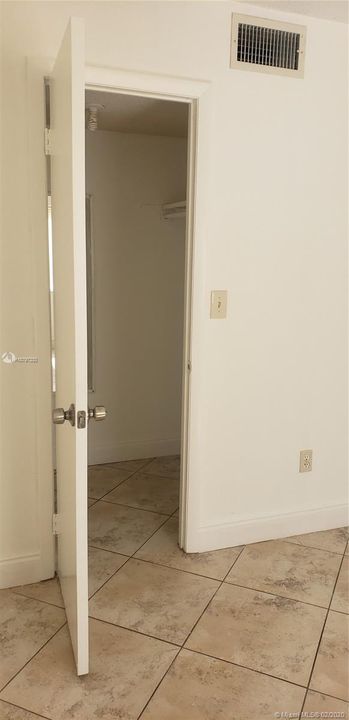 Недавно продано: $97,000 (2 спален, 2 ванн, 1075 Квадратных фут)