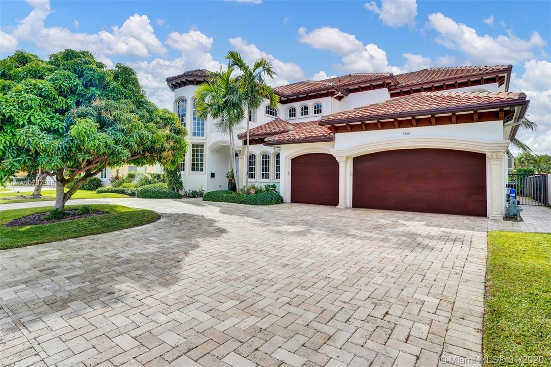 Recently Sold: $2,250,000 (5 beds, 5 baths, 4682 Square Feet)