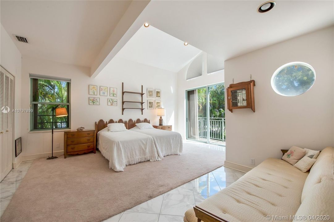 Junior Master Suite with Volume Ceiling + Balcony