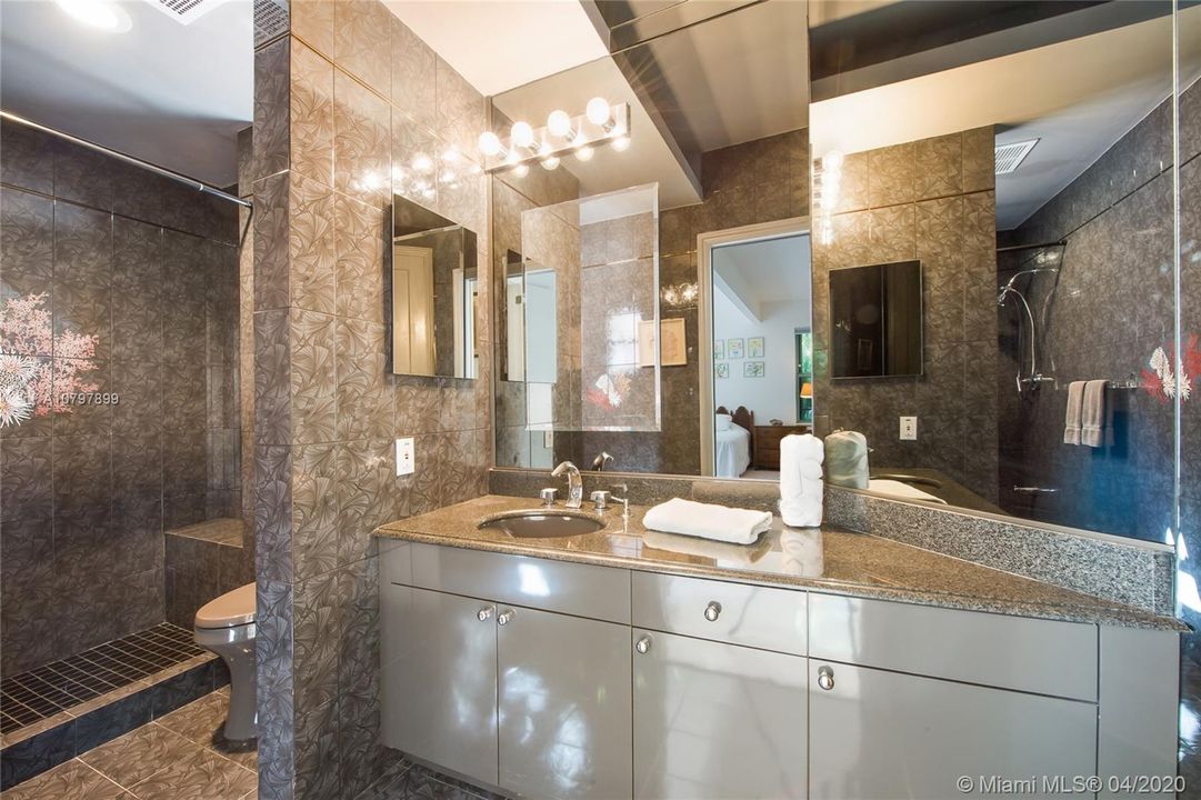 Spacious Main Floor Bath