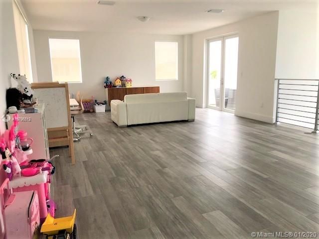 Недавно продано: $699,950 (4 спален, 4 ванн, 3624 Квадратных фут)