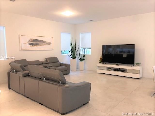 Недавно продано: $699,950 (4 спален, 4 ванн, 3624 Квадратных фут)