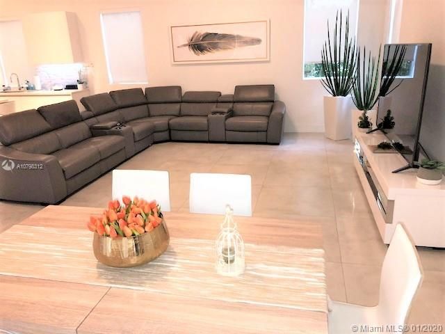 Недавно продано: $699,950 (4 спален, 4 ванн, 3624 Квадратных фут)