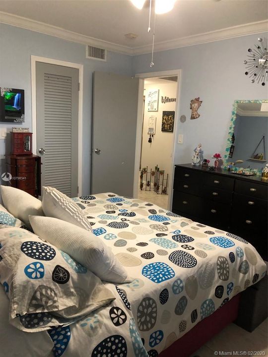 最近售出: $77,000 (1 贝兹, 1 浴室, 630 平方英尺)