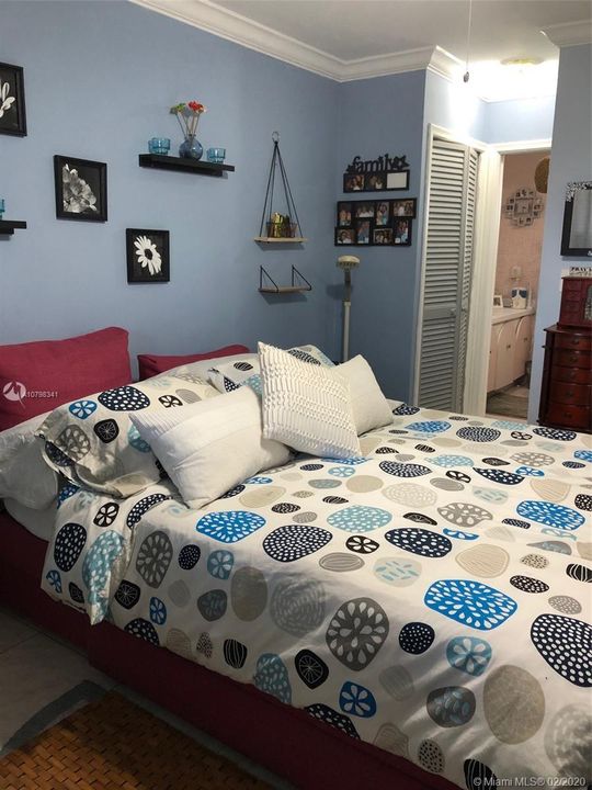 最近售出: $77,000 (1 贝兹, 1 浴室, 630 平方英尺)