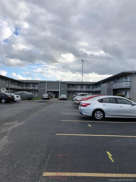 最近售出: $77,000 (1 贝兹, 1 浴室, 630 平方英尺)