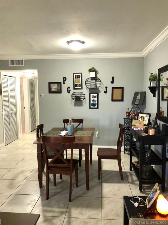 最近售出: $77,000 (1 贝兹, 1 浴室, 630 平方英尺)