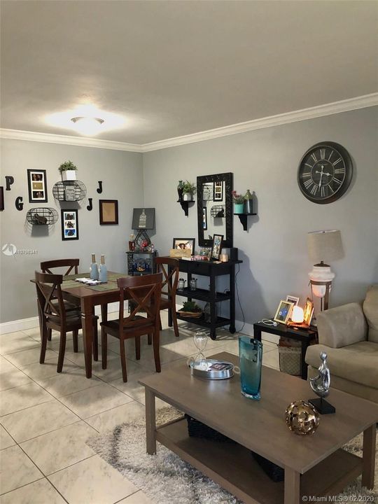 最近售出: $77,000 (1 贝兹, 1 浴室, 630 平方英尺)