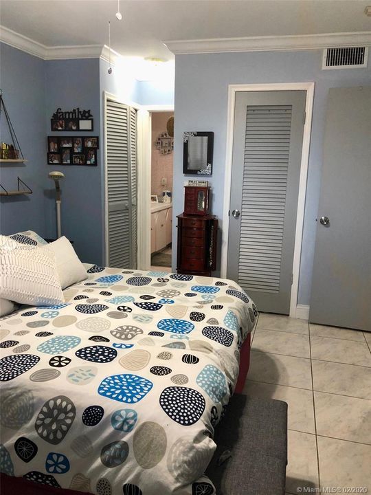 最近售出: $77,000 (1 贝兹, 1 浴室, 630 平方英尺)