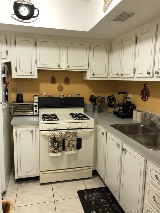 最近售出: $77,000 (1 贝兹, 1 浴室, 630 平方英尺)