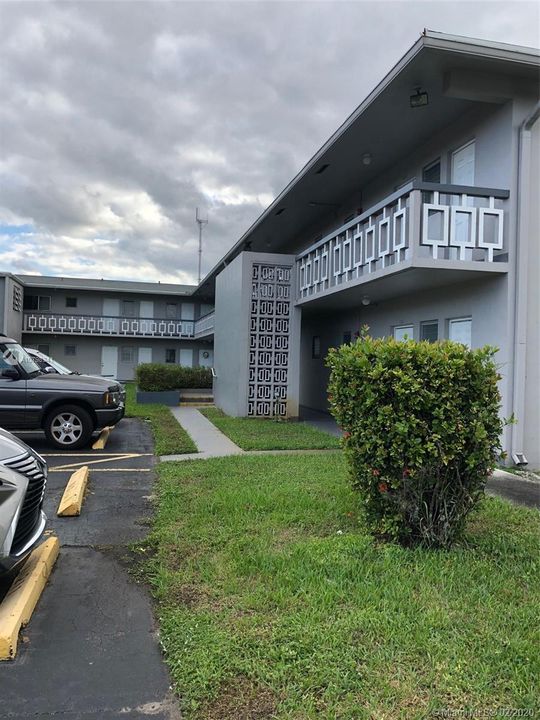 最近售出: $77,000 (1 贝兹, 1 浴室, 630 平方英尺)