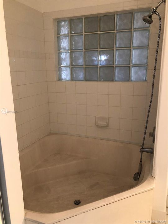 Recently Rented: $1,950 (3 beds, 2 baths, 1457 Square Feet)