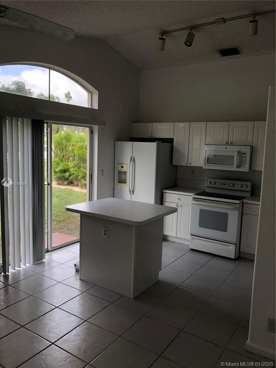 Recently Rented: $1,950 (3 beds, 2 baths, 1457 Square Feet)