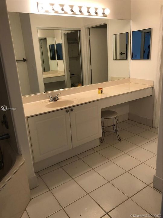 Recently Rented: $1,950 (3 beds, 2 baths, 1457 Square Feet)