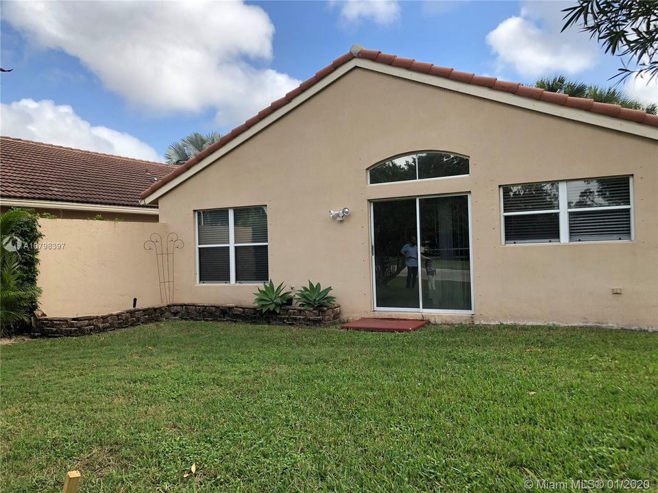 Recently Rented: $1,950 (3 beds, 2 baths, 1457 Square Feet)