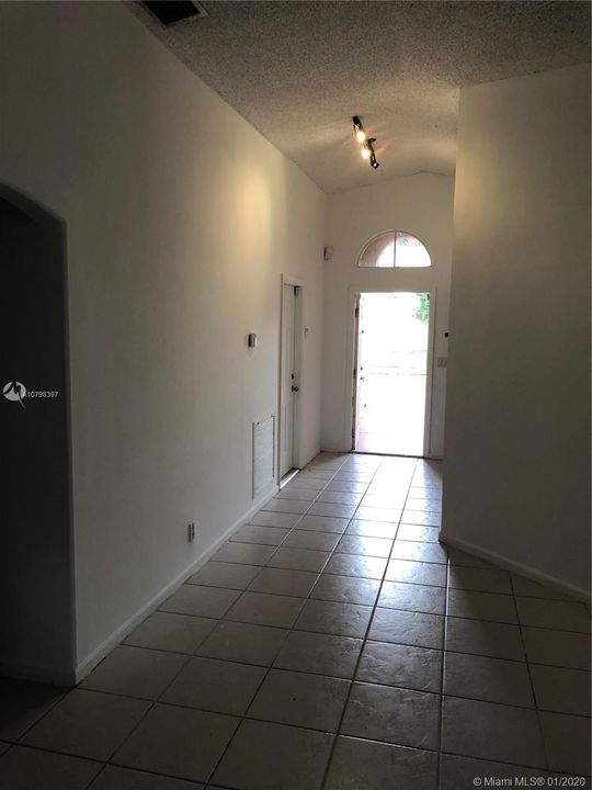 Recently Rented: $1,950 (3 beds, 2 baths, 1457 Square Feet)