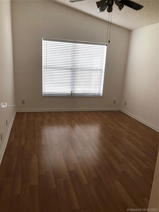 Recently Rented: $1,950 (3 beds, 2 baths, 1457 Square Feet)