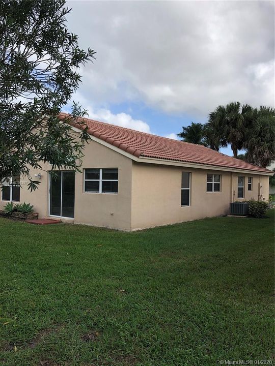 Recently Rented: $1,950 (3 beds, 2 baths, 1457 Square Feet)