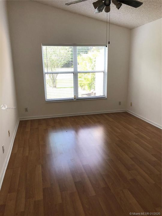 Recently Rented: $1,950 (3 beds, 2 baths, 1457 Square Feet)