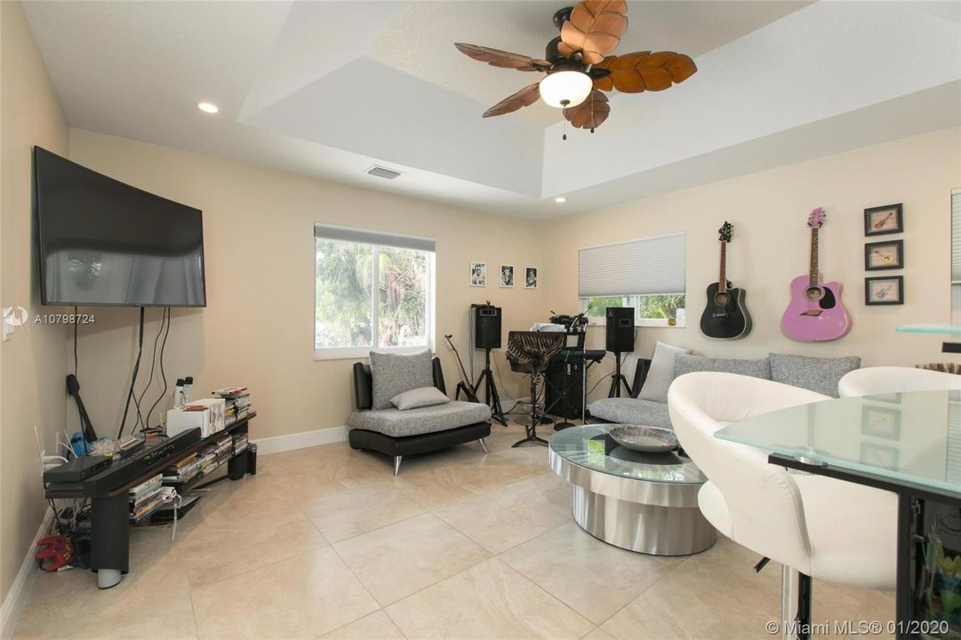 Legal, Above Flood, Separate entried 1/1 Guest Suite