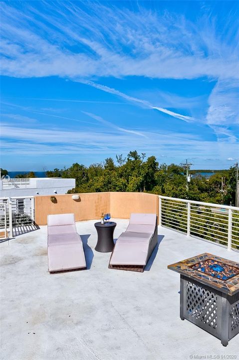 Year Round Enjoyment - This is what our Keys Lifestyle is all about. While the rest of the Country was snowbound, we took these blue sky 75 degree, height of Winter, Photos. Get out of the snow and turn your Island Dreams into Your new Tropical Reality at 30 Lakeview Dr.