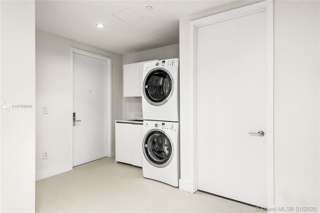 Recently Rented: $30,000 (3 beds, 4 baths, 3992 Square Feet)