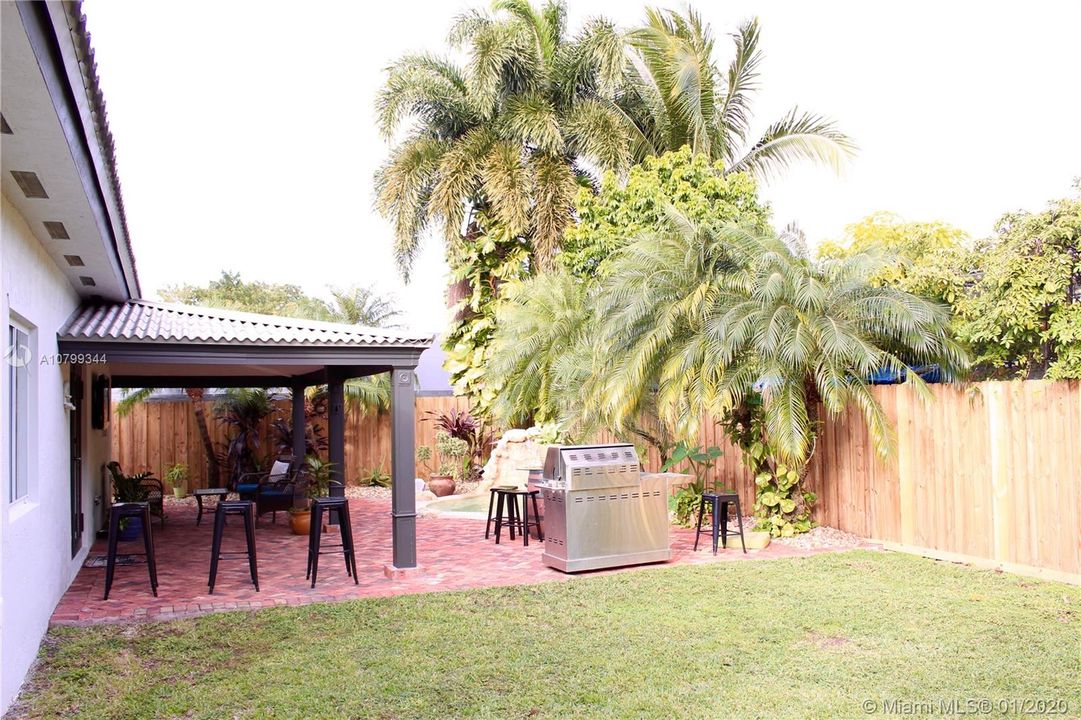 Vendido Recientemente: $358,000 (3 camas, 2 baños, 1833 Pies cuadrados)